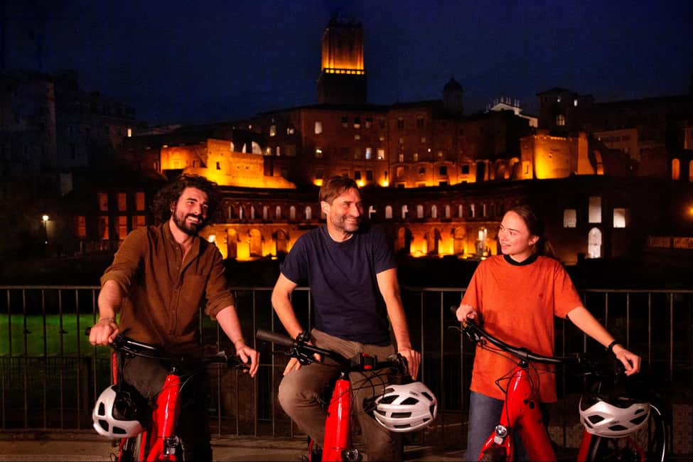 Night Tour of Rome with Top E-bike & optional Italian Dinner - Piazza di Pietra to Trevi Fountain: Catch the Light While You Glide