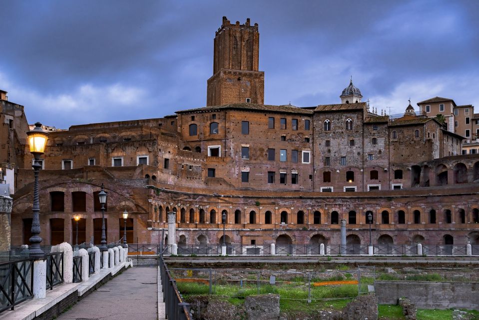 Rome: Best of Colosseum and Roman Forum Guided Tour - First steps at Piazza del Colosseo: meet, go, and get inside early