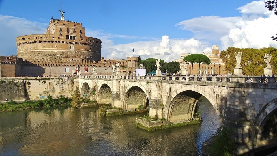 Rome: Castel Sant'Angelo Tour With Skip-the-line Access - Papal corridors, apartments, frescoes, and angel sculptures