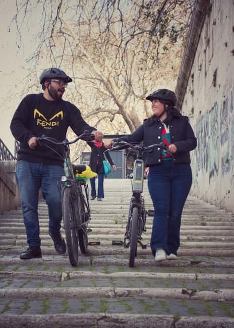Rome: City Highlights Electric Bike Tour - Getting on at Lungotevere: start point, bike basics, and your first minutes