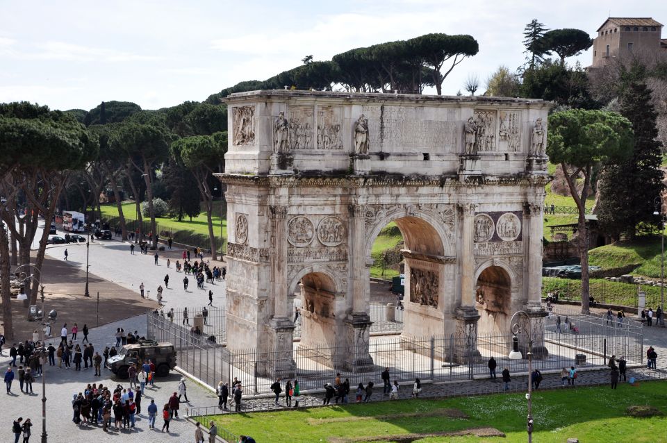 Rome: Colosseum, Roman Forum & Palatine Hill Tour - Skip-the-line tickets and headsets: how they change the tour